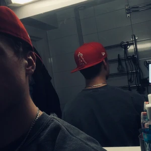 NEW ERA KEPS RÖD - Tja! Säljer min skit snygga röda new era keps, eftersom kepsen inte kommer så mycket till användning pågrund av den är för stor. Om du är intresserad så är det bara att skriva till mig här på plick😉