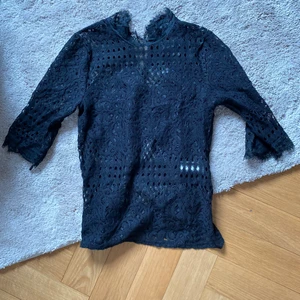 Spetsblus från Zara - Helt oanvänd spetsblus från zara! Riktigt fin nu till hösten o julen! Storlek S men sitter inte överdrivet tajt. Köpte för 249kr men säljer för endast 100kr! Dags att fynda kanske? 
