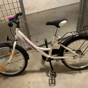 Cykel - Den funkar jättebra men vi måste pumpa Hjulet om ni vill så gör vi det 👍🏻👍🏻