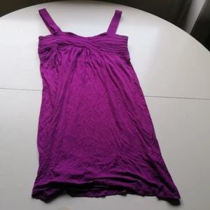 Klänning  - Nu seljer jag min super lila  💜klänning  den är i från H.M den är använd en gång 