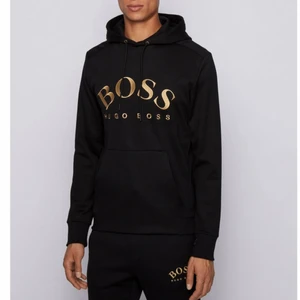 Hugo boss luvtröjja  - Hej, säljer min Hugo boss luvtröja som är cirka 1 månad gammal då jag knappt använder den nyckick 10/10 nypris 1699kr priset ej hugget i Sten   