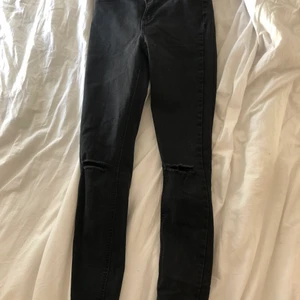 Svarta skinnyjeans, zara strl 34 - Bra skick,använd ca 5 gånger