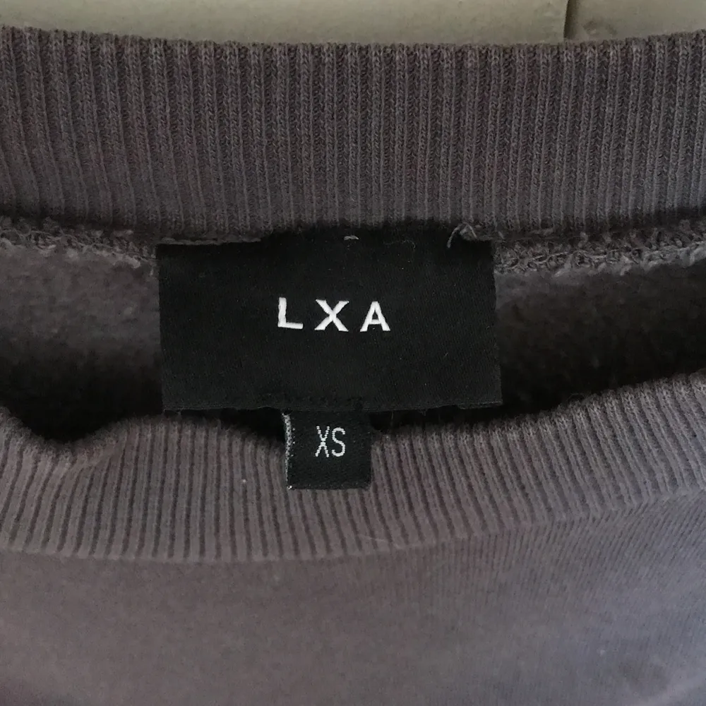 En LXA (Linn Ahlborg)tröja i bra skick! Den är använd ett antal gånger och har några tvättar då de är några fettfläckar som inte gått bort! Fråga bara för fler bilder!💕. Tröjor & Koftor.
