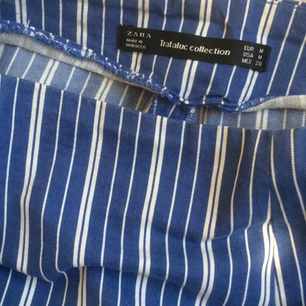 Randiga byxor från Zara (2017) med knappar i sidan.  Strl M men sitter mer som en S. Bra skick, sparsamt använda.. Jeans & Byxor.