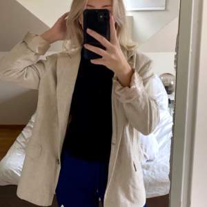 Beige blazer i linne från Nelly, storlek 34. Använd ett fåtal gånger, bra skick 