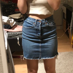 Jeanskjol  - En jättegullig jeanskjol som inte riktigt är min stil men som jsg ändå hållt fast vid🙏 storleken är xs men den passar mig som brukar ha S/M💥