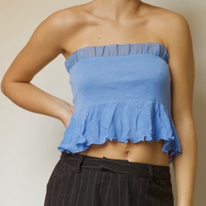 BLÅ SÖT TOPP - Gullig blå topp i stretchigt material, funkar med och utan band. Storlek S/M.