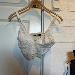 Vit spets topp - En vit spets topp som inte alls är genomskinlig och använd en gång🤍