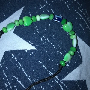 Limegrönt armband - Säljer mitt snygga handgjorda armband pga den inte kommer till användning längre. 