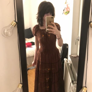 Hippie klänning - Fin brun sommarklänning, aldrig använt så i mkt bra skick. Otroligt söt men kommer aldrig till användning så har valt att sälja den. Den är till för alla storlekar men jag skulle kanske säga XS-L, beroende på hur tajt man vill den ska vara