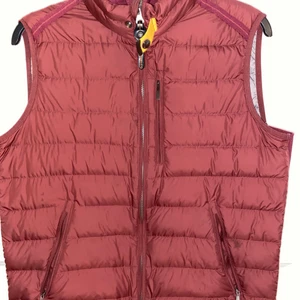 Parajumper väst storlek M - Jag ska sälja min parajumper väst då den knappt används och bara samlar damm. Västen är använd ett fåtal gånger och skulle säga att den är 8/10 i skick. Den är i storlek M. 