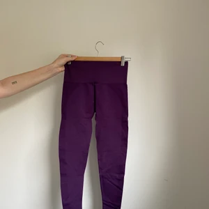 Tränings tights  - Lila tränings tights från set active. Super strechiga leggings. Aldig använda. Frakt tillkommer. 