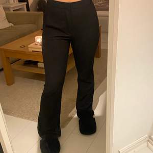 Snygga bootcut kostymbyxor från zara är 165 och byxorna är för långa för mig med cirka 5-10 centimeter. Storlek s men är stor i storleken 