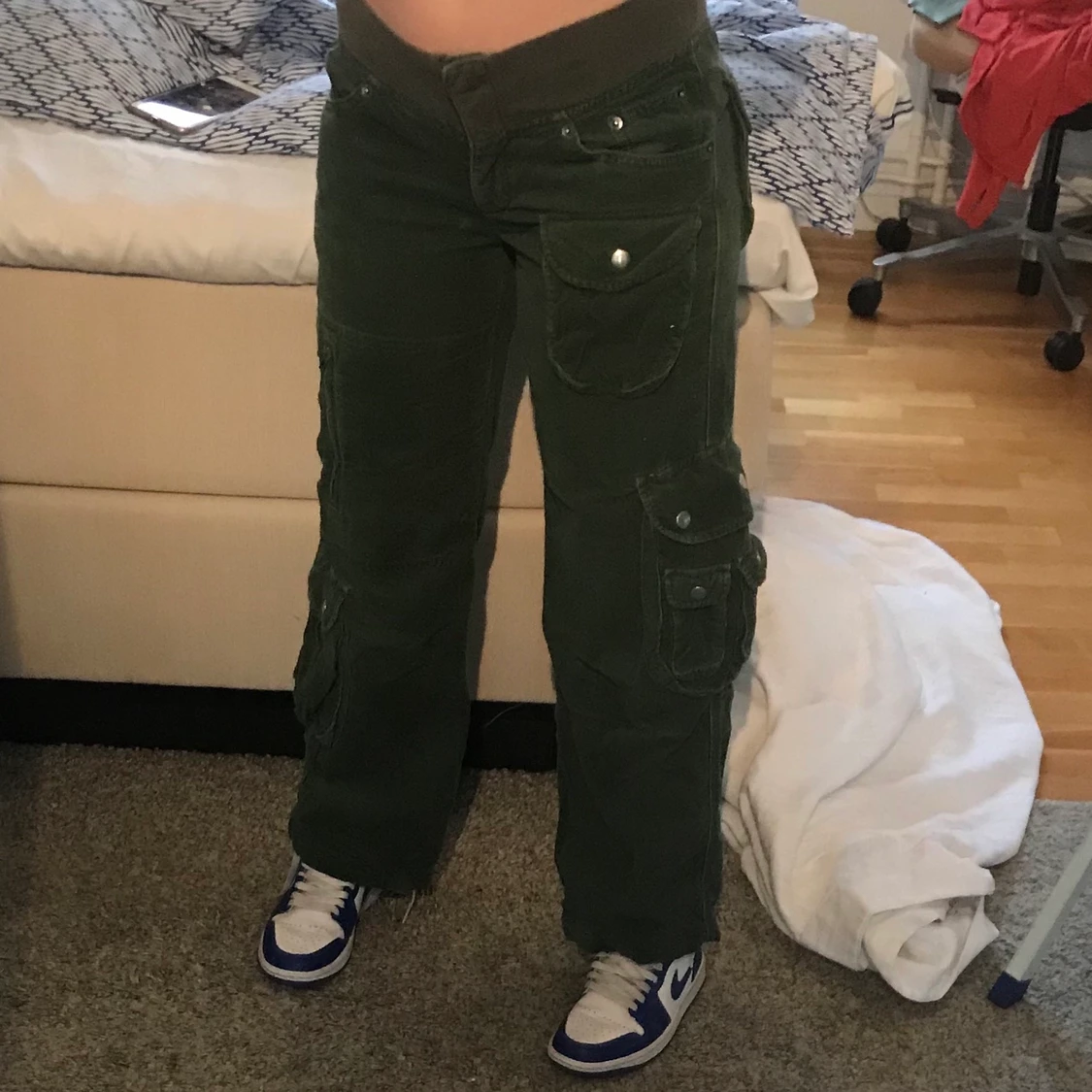 lågmidjade velour byxor