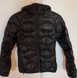 Peak performance helium hood jacka dam - Hej! Jag säljer min peak performance helium Hood jacka då jag inte använder den. Köpte den för två vintrar sen & använde knappt en halv vinter. Den är i storlek XS men skulle säga att den passar en liten S också. De är ett litet hål i ryggen som är sytt.