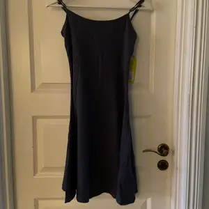 Mörkblå klänning som jag köpt från zalando, ordenaripris 349kr säljer för 120kr + frakt. Aldrig använd prislapp kvar. Jätte fin öppning i ryggen.