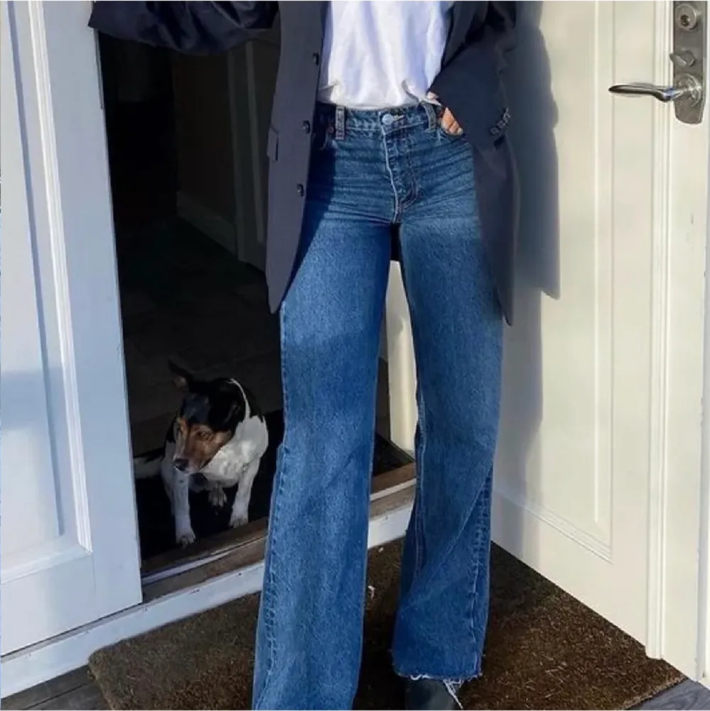 Mörkblå jeans från zara, storlek 34! Full lenght. 300 + frakt 💕 (skriv för fler bilder) Superfina men tyvärr för små . Jeans & Byxor.