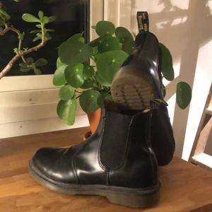 Dr. Martens - Säljer nu ett par favoriter som har tecken på använding (kan skicka bilder). Bootsen är otroligt stilrena som funkar till allting. Nypris: 1800kr Mitt pris: 500kr 