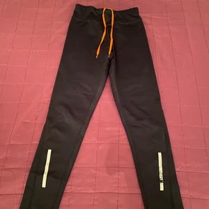 Träningstights  - Svarta träningstights, dock kommer jag inte ihåg vart de är ifrån. Använt dem ett par gånger och tycker dem är sköna men dem passar inte mig längre. 