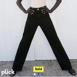 Jeans hi Rise vida  - Säljer dessa jeans från zara, dom är väldigt urtvättade och har även klippt jeansen så dom går ungefär till hälarna på mig som är 167cm. 