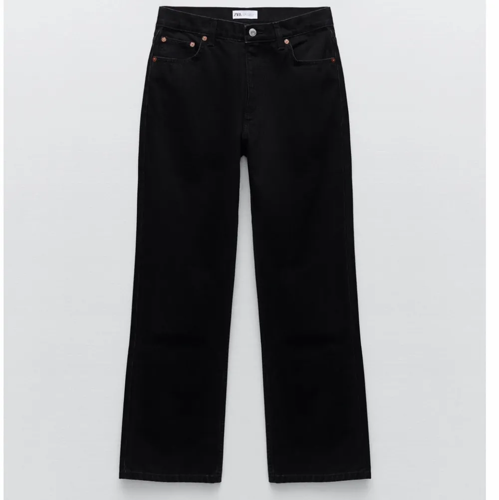Säljer mina snygga zara byxor eftersom dom har blivit för  små. Kontakta mig för mer information.😊 Ny pris 359 kr.. Jeans & Byxor.