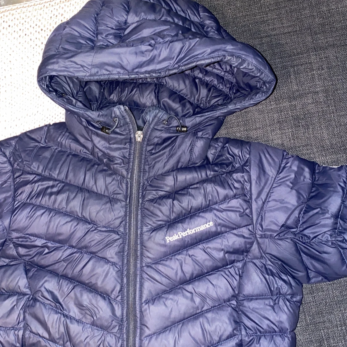 Mörkblå peakperformance jacka 