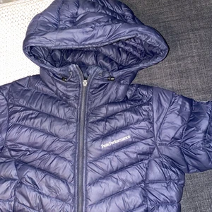 Mörkblå peakperformance jacka  - Välanvänd men fortfande jättebra skick! Dragkedjehållaren har lossnat men går fortfarande jättebra att använda! Nypris: ca 2000 