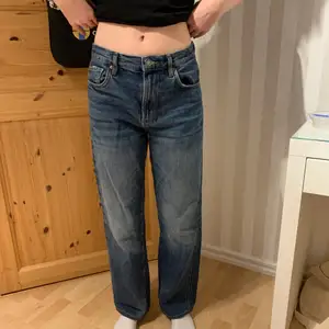 Jättefina jeans från zara som är för stora för mig, (modellen är 174cm) köparen står för frakt‼️