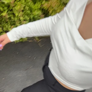 Topp - Fin vit topp från shein, betalade runt 150 kr, använt endast en gång. Säljer den för 50kr:) frakt står jag inte för<3