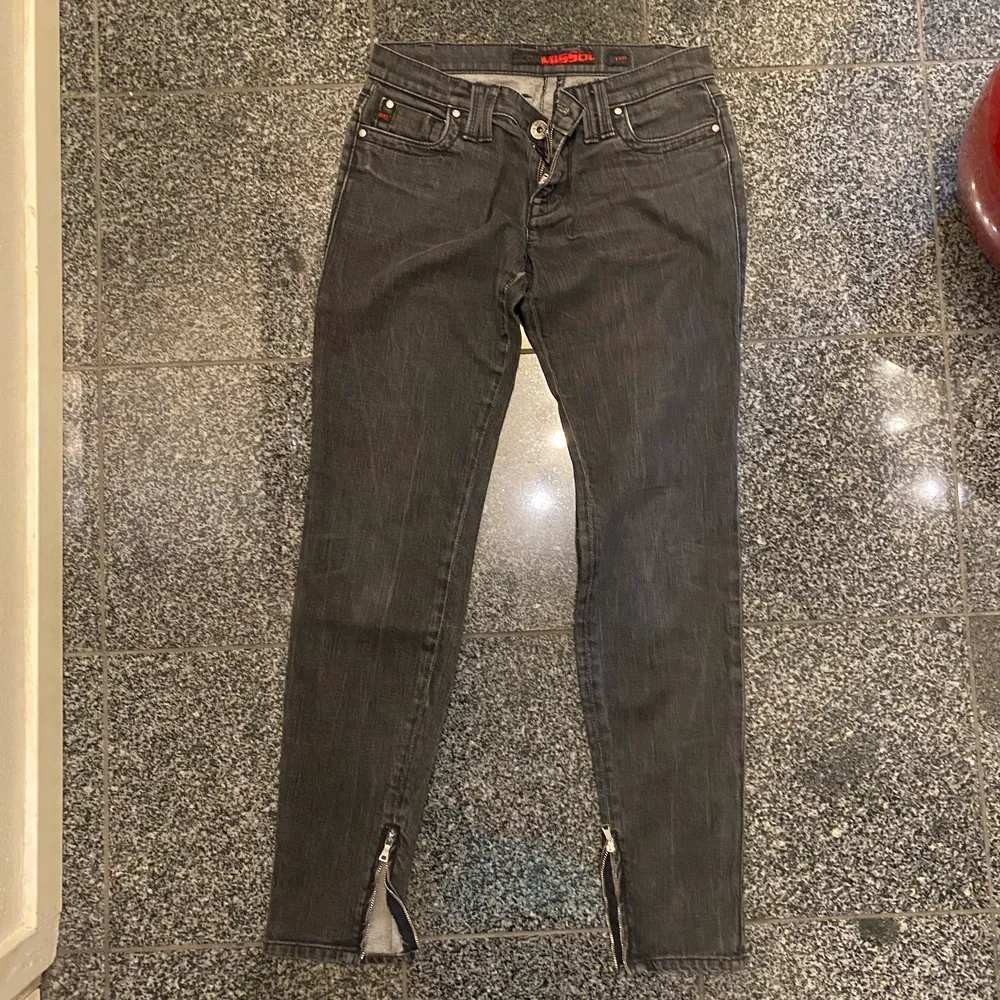 Svarta/mörkgrå jeans från Miss Sixty, slim fit. Blixtlås nertill⭐️. Farkut & Housut.