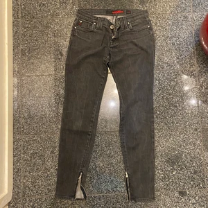 Svarta jeans - Miss Sixty - Svarta/mörkgrå jeans från Miss Sixty, slim fit. Blixtlås nertill⭐️