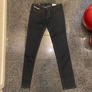 Mörkblåa jeans från Diesel i modellen Matic. Slimfit/stretch