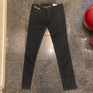 Mörkblå jeans - Diesel - Mörkblåa jeans från Diesel i modellen Matic. Slimfit/stretch