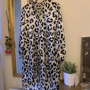 Klänning - Fin klänning från Pieces. Storlek XS. 