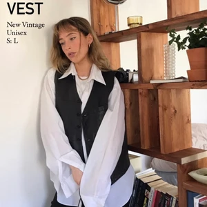 LÄDER VÄST - Ursnygg läderväst, köpt från Palmerbracevintage (kolla instagram) bilderna är hennes. Kan skicka fler bilder om ni vill se tydligare. Aldrig använd. Äkta läder. 