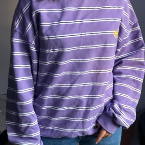 Vintage sweatshirt  - Köpt från yunkyard för ett tag sedan, men använt sparsamt🥰                                                                   Storlek L men skulle säga att den sitter som M                 Jätte cool tröja som kostar 500 ny ❣️                       Unisex🥰