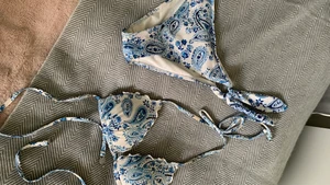 Blå bikini  - En jätte fin bikini med blått somrigt mönster. Älskat denna men nu blivit förliten, inte användet många gånger alls pgv att jag växte ur den så fort. 