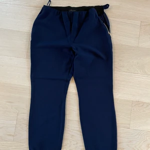 Byxor Ted Baker  - Mörkblåa byxor från Ted Baker 💙 strl 1 