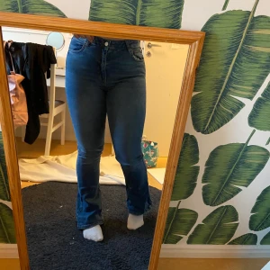 Utsvängda jeans  - Utsvängda jeans från Gina, finns lite slitningar nere vid byxbenet, kontakta mig så kan jag skicka bild på det, bra matrial 
