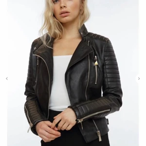 Skinnjacka  - Helt oanvänd skinnjacka från chiquelle tror den kostar 699 kr men säljs inte längre köpare står för frakt storlek 42/m 