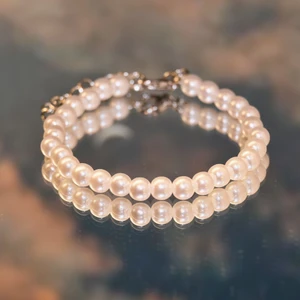 Pärlarmband - ett pärlarmband som finns i både guld och silverlås 