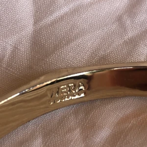 Guldfärgat armband från WERA - Armband från WERA, okänds metall guldfärgad. Bra kvalite ✨