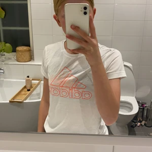Adidas T-shirt  - Snygg adidas T-shirt från zalando men då den ej kommer till användning. Stl 164 men sitter bra på en xs/s. Hoppas ni är intresserade. Tröjan är i väldigt bra skick och kostar 100 kr FRAKT INRÄKNAT!