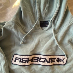 Fishbone hoodie  - * märke: fishbone - ett coolt yk2 klädesmärke * Inköpt: Mars 2021 Humana * Använd: 2ggr * Storlek: XL (realistisk till verkligheten) * Luva med tråd * Kvalitet: en aning noppig på insidan, fortfarande mjuk 