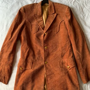 Kavaj från Universal  - Orange beige kavaj i ganska stor storlek. Skulle gissa på Man strl S/M. Kavajen är från filmbolaget Universal och har namnet ”William E. Koelling” inbroderat🧡 kavajen är köpt second hand och har vissa defekter. Dm för frågor/om du vill köpa <3