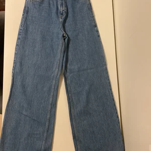 Mörk blå baggy jeans  - Säljer dom här jeansen för 350 kr oanvända dom är i storlek 36/S från zara.