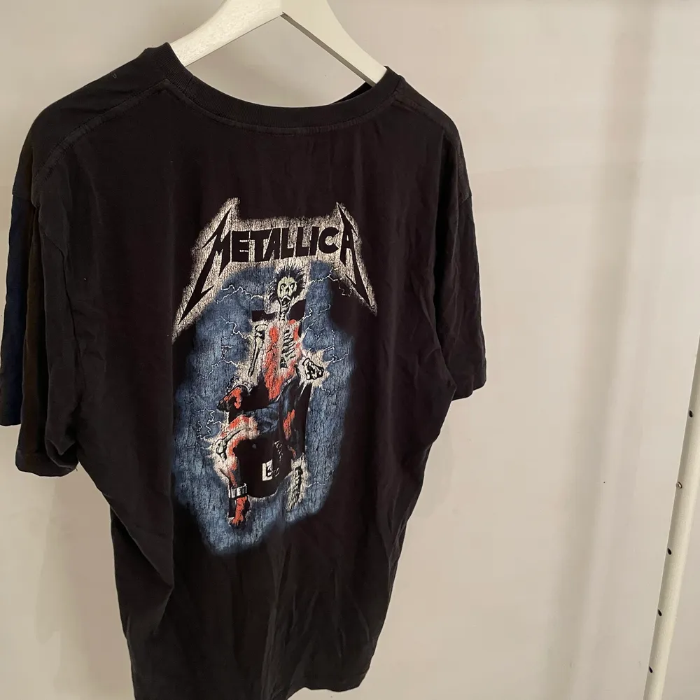 Metallica t-shirt ifrån H&M . T-shirts.