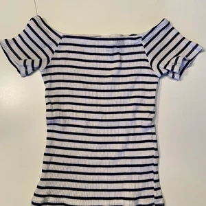 Top: H&M - Randig top från H&M, jätte skönt och stretchigt matrial, köpt för 149 säljer för 30kr