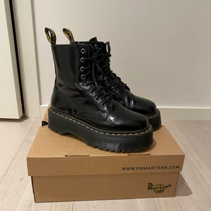 De Martens Jadon - Säljer mina supercoola boots från Dr Martens💛 Använda fåtal gånger i våras, superfint skick✨✨ Storlek 38. Köpta i våras💫