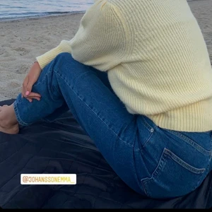 Jeans NAKD  - Säljer dessa snygga mörkblå jeans från NAKD i storlek 36 då dom tyvärr är för korta för mig (är 170) 💙 Dom är i bra skick då dom knappt är använda! 